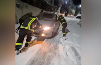 Xankəndi və Kərkicahanda buzlu yollarda qalan avtomobillər xilas edildi - VİDEO