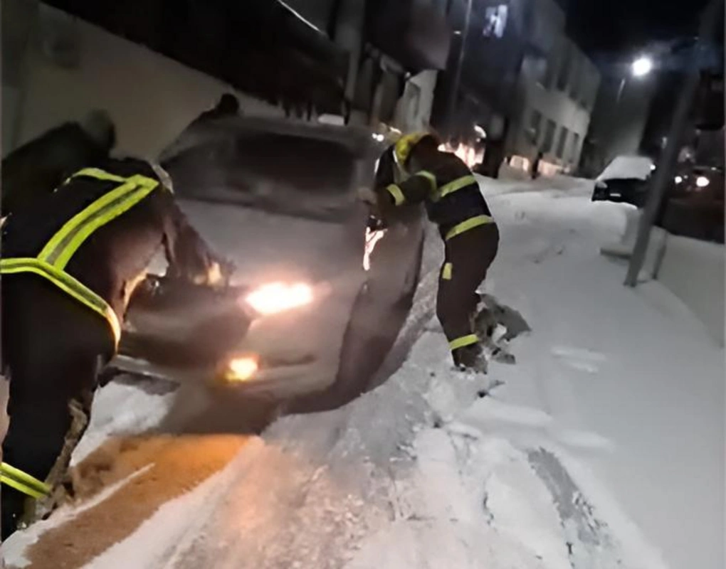 МЧС помогло автомобилистам, застрявшим на обледенелых дорогах в Ханкенди