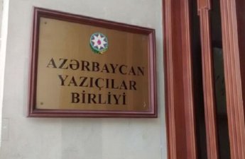 Bu yazıçı da AYB-dən getdi: Görün nələr yazdı... - FOTO