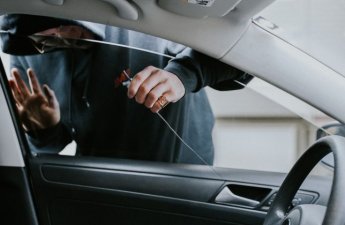 Avtomobildən bank kartını oğurlayan şəxs saxlanıldı