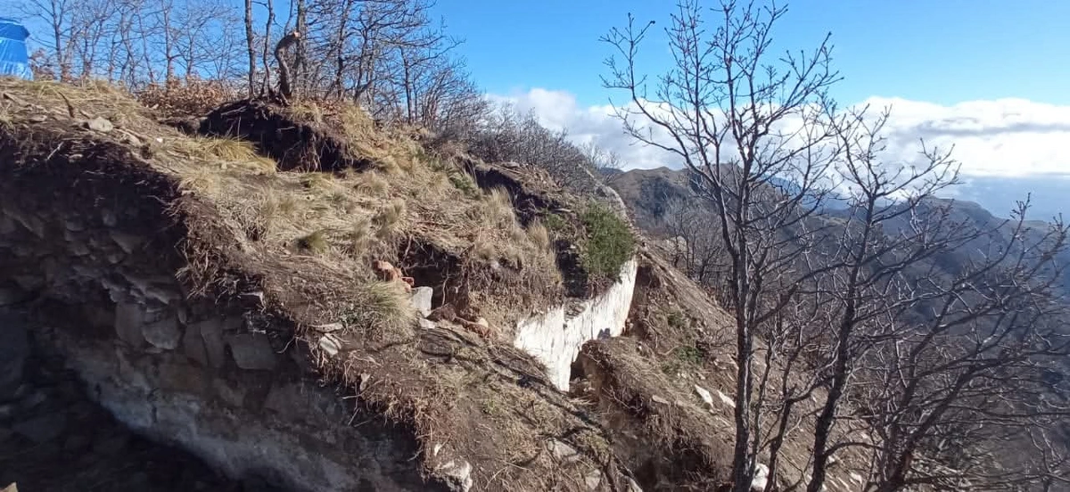 Azərbaycanda dəfinə axtarmaq adı ilə tarixi qalanın divarını uçurdanlar ələ keçdilər - FOTO