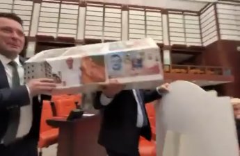 TBMM-də gərginlik: Millət vəkili parlamentə tabutla gəldi