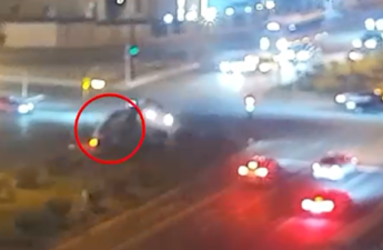 В Баку водитель проехал на красный свет и устроил ДТП