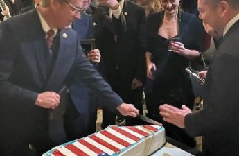 ABŞ-də respublikaçılar Qrenlandiya formasında tort kəsib yedilər