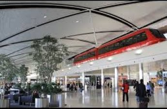 Автомобиль врезался во въезд аэропорта Детройта, пострадали 6 человек