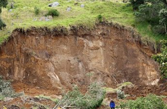 İndoneziyada torpaq sürüşməsi nəticəsində 7 nəfər ölüb, 82 nəfər itkin düşüb