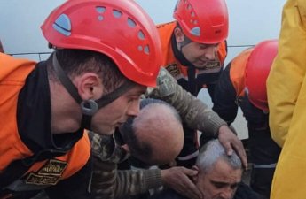 Lənkəranda avtobusun altında qalan kişi xilas edildi - VİDEO