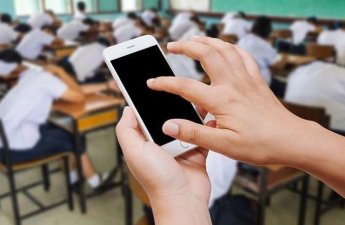 Dərsdə telefon dövrü bitir: Şagirdlərdən sonra müəllimlərə də qadağa gəlir  