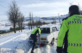 Lerikdə yollarən buz bağlaması nəqliyyatın hərəkətini çətinləşdirib