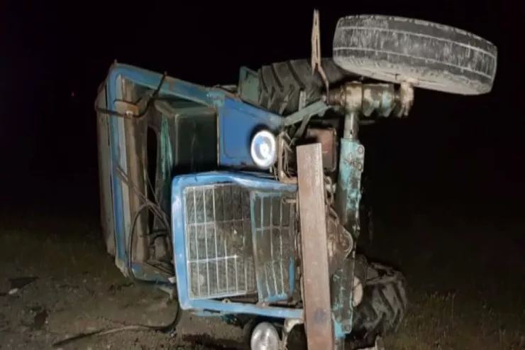 Goranboyda minik maşını traktora çırpıldı, xəsarət alan var