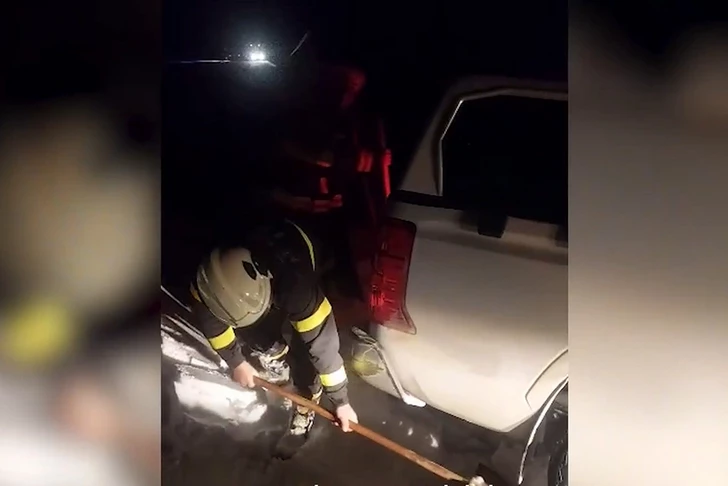Спасатели МЧС помогли гражданам, застрявшим в автомобиле на обледенелой дороге в Физули