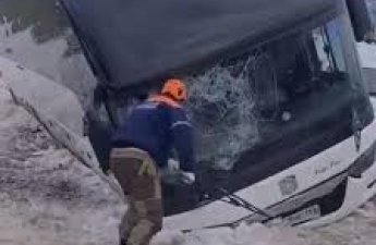 В Новороссийске автобус столкнулся с легковушкой, в салоне заблокированы пассажиры