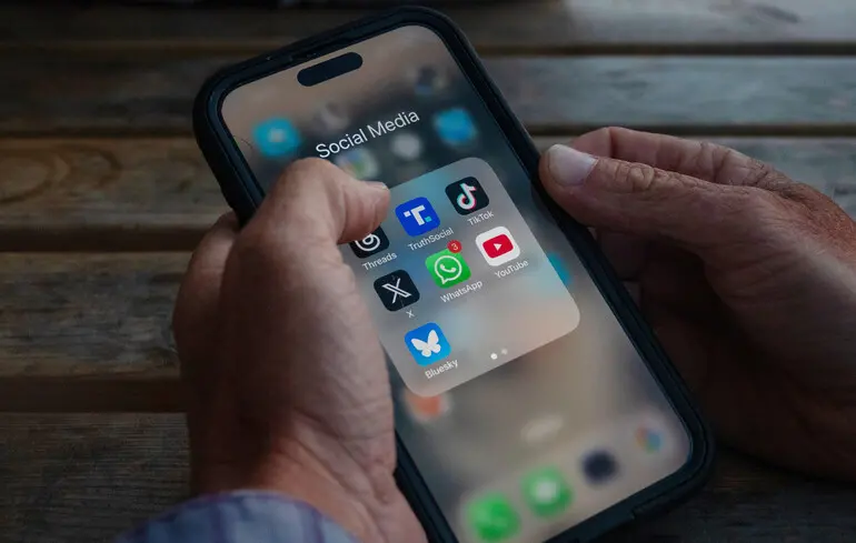 Во Франции одобрили проект о запрете соцсетей для детей младше 15 лет