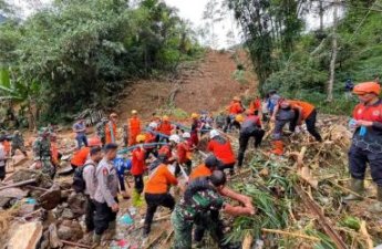 Число погибших из-за схода оползня в Индонезии возросло до 48 человек
