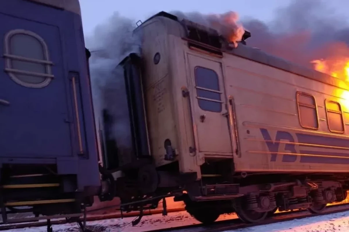 Rusiya Xarkovda sərnişin qatarına dronlarla hücum edib, yaralananlar var