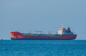Испанские спасатели сопроводили подсанкционный танкер в порт Танжера