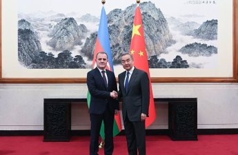 Çinin xarici işlər naziri Ceyhun Bayramovu qarşıladı