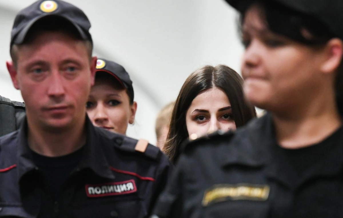 Moskvada erməni ailəsində səs-küylü qətl: Atalarını öldürməkdə ittiham olunan Xaçaturyan bacılarının işi yenidən qaldırıldı