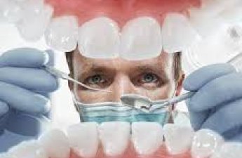 Стоматолог назвал «безобидную» привычку, ведущую к разрушению зубов