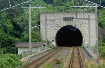 Dünyanın ən uzun dəmir yolu tuneli: 8 şəhər və 2 ölkə birləşdi