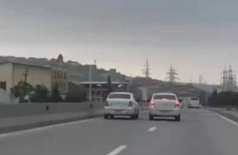 Yolda sürət yarışı təşkil edən sürücülər saxlanıldı