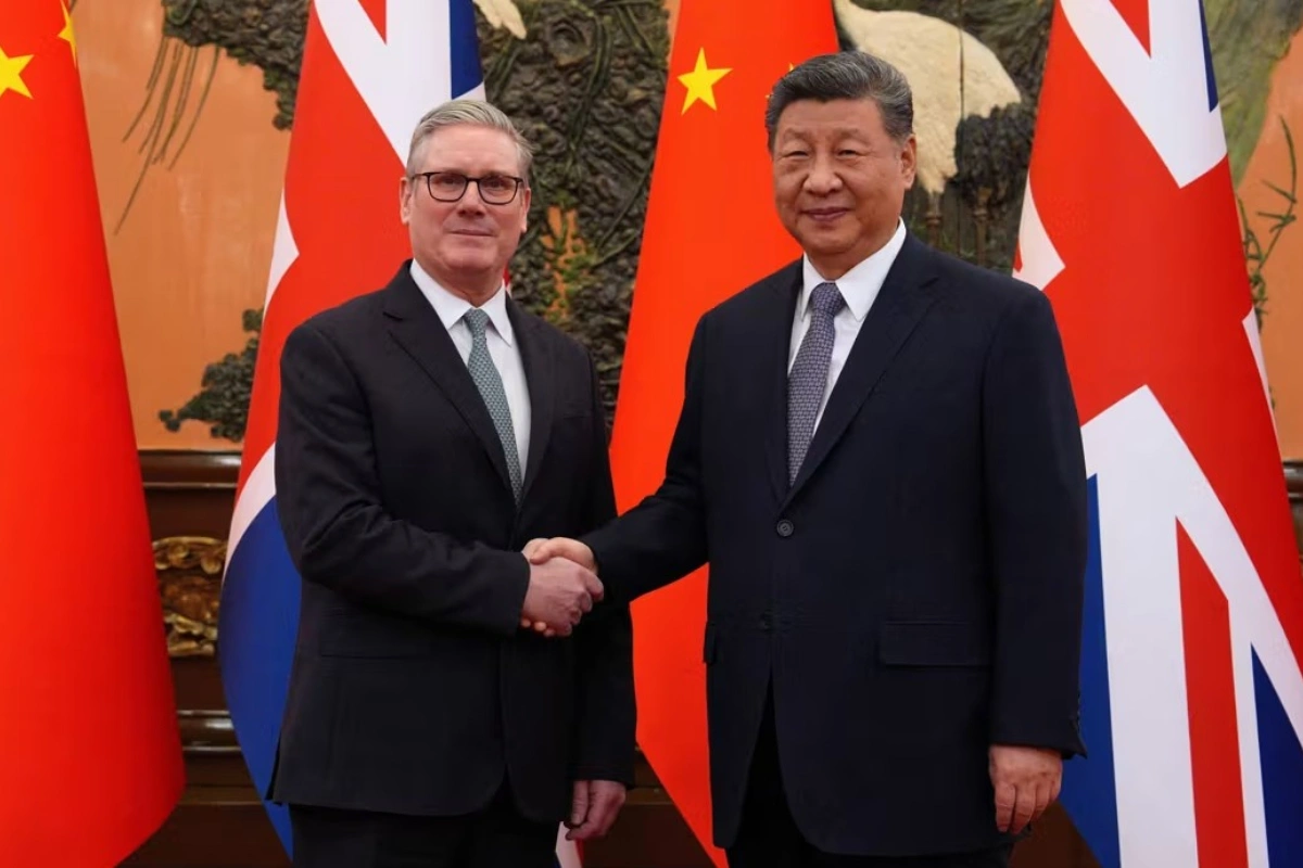 Starmer Çin liderinə İngiltərə Premyer Liqa matçında istifadə olunan top hədiyyə etdi