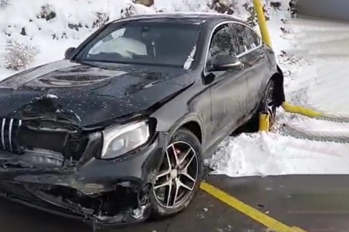 Naxçıvanda minik avtomobili qaz xəttinə çırpılıb - FOTO