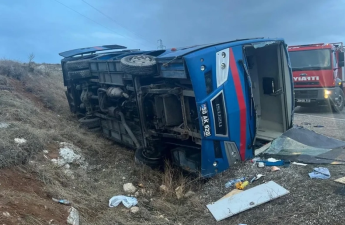 Məhbusları daşıyan avtomobil aşıb, 10 nəfər yaralanıb