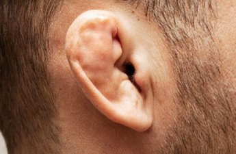 Gənclər arasında TƏHLÜKƏLİ TREND – Qulaqlarını qırırlar və… – VİDEO 