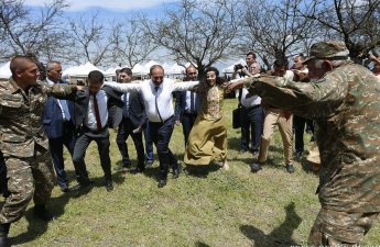 Захарова вспомнила танец Пашиняна в Карабахе