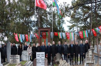 Azərbaycanın Türkiyədəki səfiri Məhəmməd Əmin Rəsulzadənin məzarını ziyarət edib - FOTO