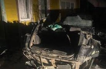 В России автомобиль врезался в дом, есть погибшие