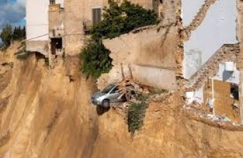 На Сицилии из-за оползня обрушилось жилое здание