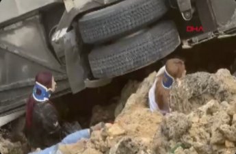 В Турции перевернулся пассажирский автобус, погибли 8 человек — ВИДЕО