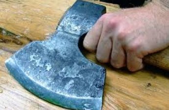 В Джалилабаде мужчина с топором напал на детей брата