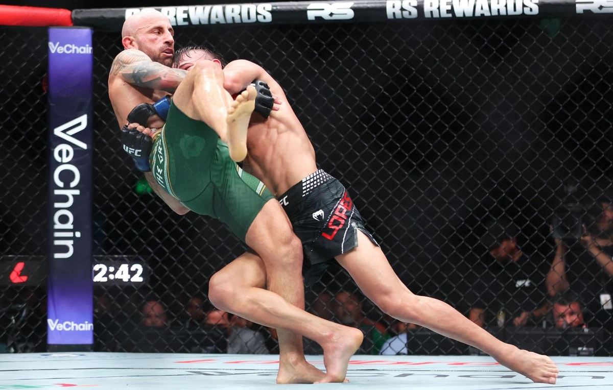 UFC döyüşçüsü Lopesin hər iki ayağı sınıb