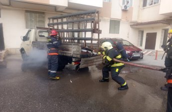 Sumqayıtda avtomobil yanıb - VİDEO