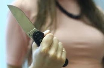 В Баку девочка-подросток ранила отца ножом из-за избиения матери