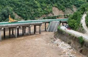 В Китае после обрушения моста погибли два человека