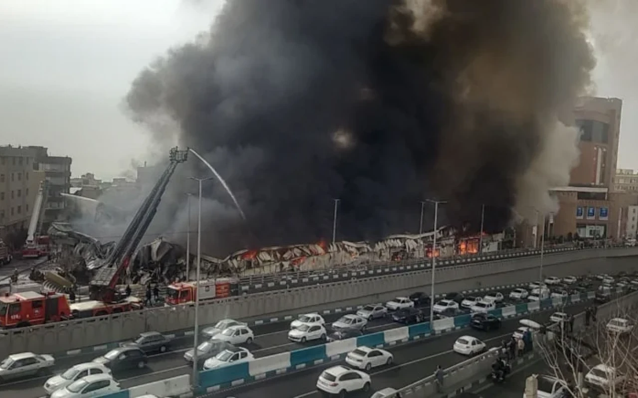 Tehranda Cənnətabad bazarı yanır - VİDEO