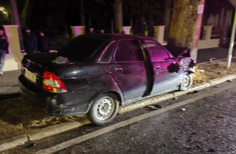 Gəncədə avtomobil ağaca çırpıldı - Xəsarət alan var