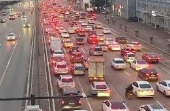 На многих дорогах Баку затруднено движение транспорта