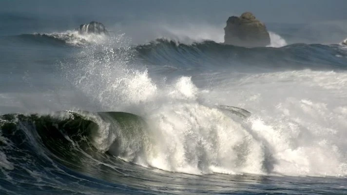 Высота волн в Каспийском море достигла 5,5 метра