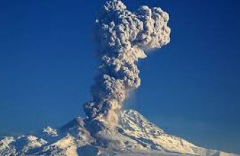 Камчатский вулкан Шивелуч выбросил пепел третий раз за сутки