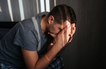 Bakıda dəfələrlə məhkum olunmuş 54 yaşlı kişi evdə anasına işgəncə verdi – TƏFƏRRÜAT