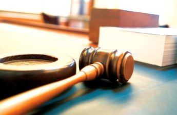 Убившая отца девушка приговорена к домашнему аресту