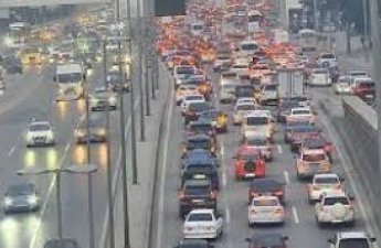 На ряде улиц и проспектов Баку затруднено движение транспорта