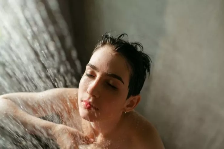 Stressi azaltmaq və yuxunu yaxşılaşdırmaq üçün duş qəbul edin