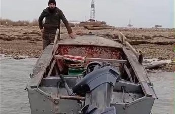 Сотрудники МЧС эвакуировали рыбаков с неисправной лодки в Каспийском море