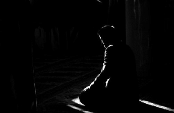 “Bu kişi gecə namazını qılır, amma oyandıqda oğurluq etməyə gedir...